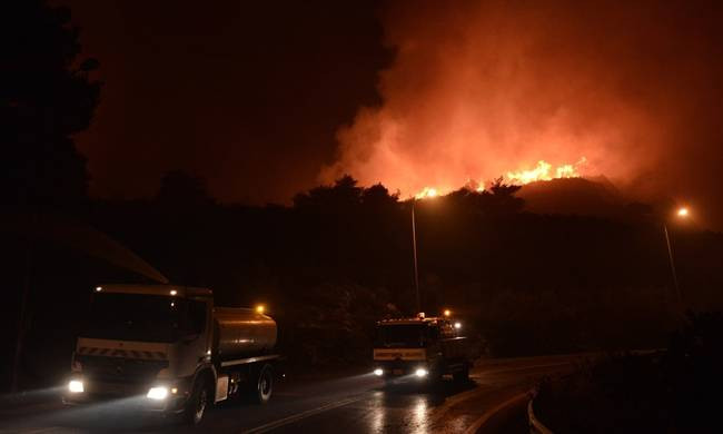 Πύρινη κόλαση στην Αχαϊα: Εκκενώθηκε χωριό, κινδύνευσαν εθελοντές (βίντεο)